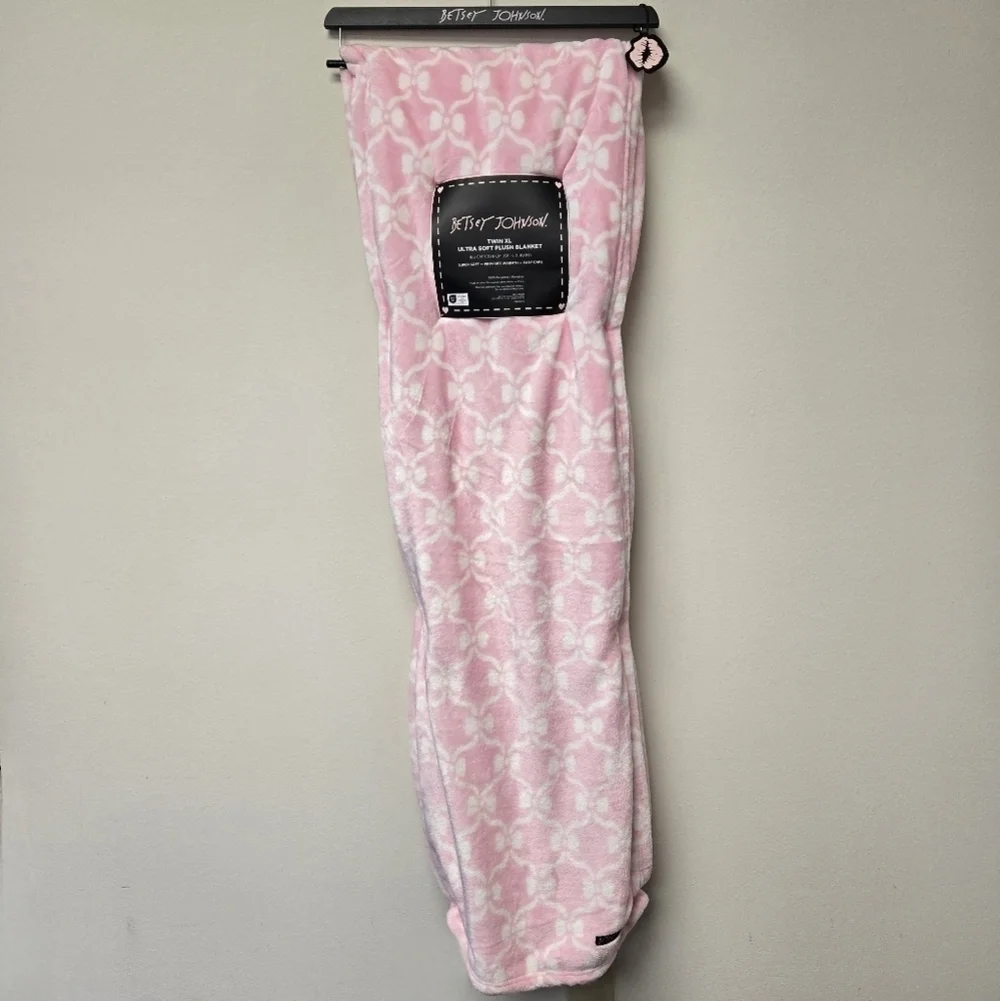 Betsy Johnson Ribbon Bows Twin XL Ultra Soft Plush Throw Blanket Pink - Picture 1 of 5